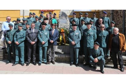 Agentes de la Uhel y del Greim posan con mandos y autoridades junto al monolito que sirve de homenaje.