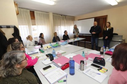 Courel y la consejera Lorena Valle dieron la bienvenida a las ocho alumnas y dos alumnos. DE LA MATA