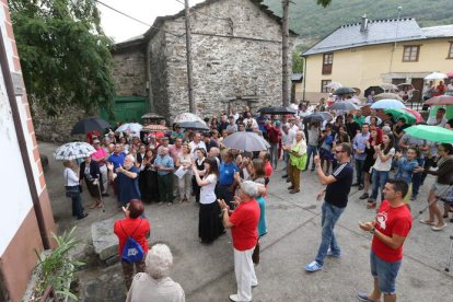 Palacios colocó ayer el nombre de la escritora Eva González en la plaza del Concejo. L. DE MATA