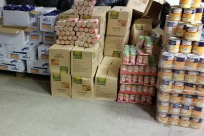 Los lotes de alimentos y el reparto fue obra de los voluntarios. DL