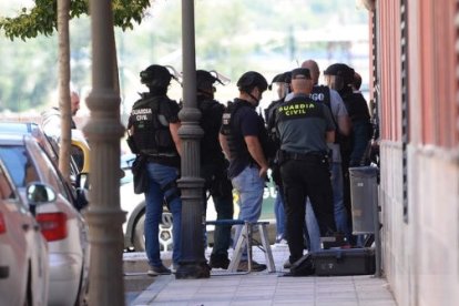 Imagen de los guardias civiles junto al domicilio donde ocurrió el suceso que acabó con la vida del guardia civil leonés. NACHO GALLEGO