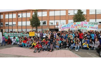 Alumnos, padres, madres y profesores se concentraron ayer frente a las puertas del IES Santa María de Carrizo.