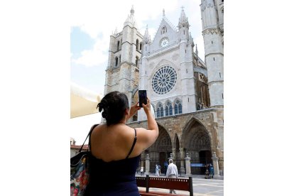 Una turista fotografía la Catedral con su dispositivo móvil. MARCIANO PÉREZ