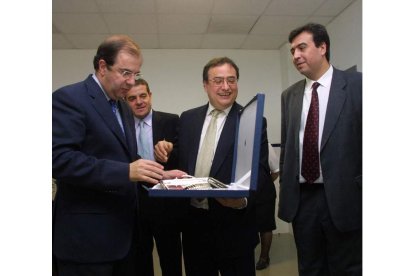 Herrera, Ismael Álvarez y el director de LM, Melchor Ruiz (2001). Derecha, protesta en el 2009.