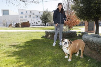 Paula Moreno saca a Lola cerca de San Marcos.