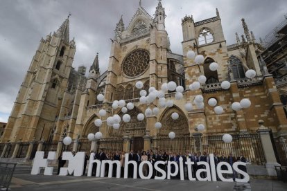 La suelta de globos fue realizada por medio centenar de personalidades de la provincia. RAMIRO