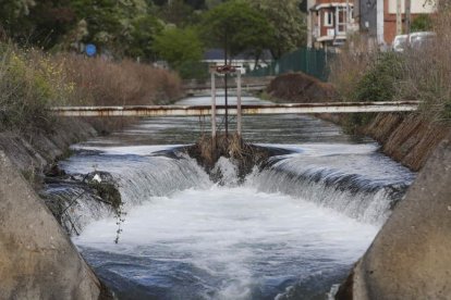 Canal Bajo del Bierzo a su paso por el barrio de Compostilla en Ponferrada. L. DE LA MATA