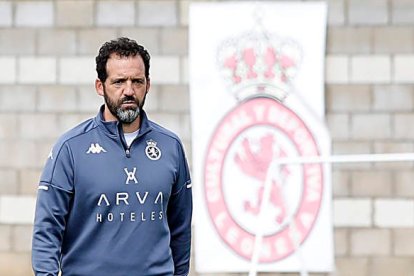 Ramón González dirigiendo uno de los entrenamientos del primer equipo de la Cultural. MARCIANO PÉREZ