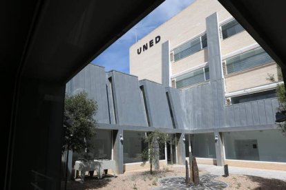 El patio de la sede del centro asociado de la Uned en Ponferrada, a los pies del campus universitario