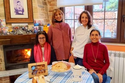 María Jesús, Gloria y Carmen Cuesta Bajo, con Ana Suaña, hija de Carmen. ABEL LOBATO