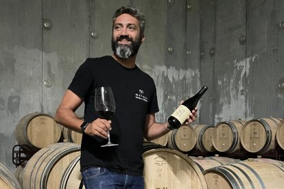 El propietario de Bodegas y Viñedos Merayo, Juan Merayo, con una botella de Las Tres Filas. DL