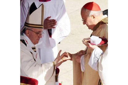 El papa Francisco recibe el anillo del Pescador de manos del cardenal italiano Angelo Sodano durante la misa solemne de inicio de su pontificado en la plaza de San Pedro en el Vaticano