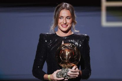 Alexia Putellas conquista el primer Balón de Oro del fútbol femenino español. YOAN VALAT