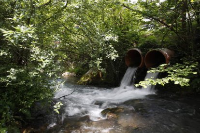 El agua de León filtrada por los túneles supone una corriente constante hacia Asturias. JESÚS F. SALVADORES
