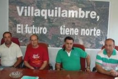 El alcalde, junto a los miembros de la junta de Castrillino