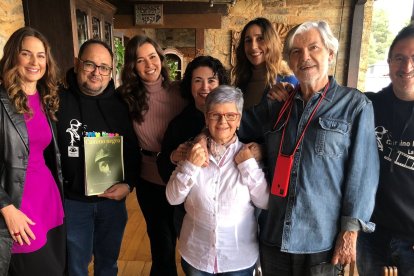 Parte del elenco de actores, junto al director y la autora del libro 'Camino Negro', en el Palacio de Canedo. DL