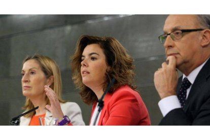 Pastor, Sáenz de Santamaría y Montoro, durante la rueda de prensa tras el Consejo de Ministros.