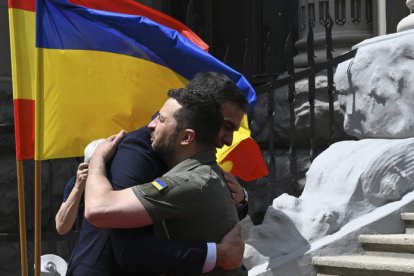 Pedro Sánchez abraza a Volodímir Zelenski, ayer en Kiev. BORJA PUIG DE LA BELLACASA