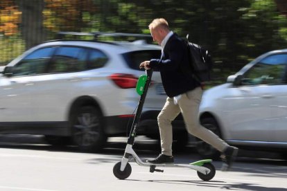 Un usuario de patinete eléctrico se desplaza por una calle de Madrid. FERNANDO ALVARADO