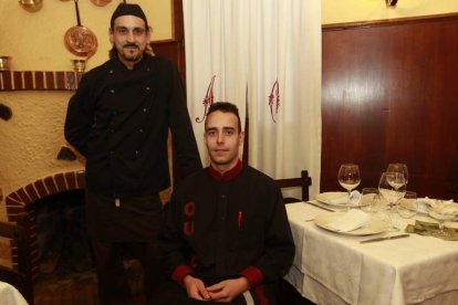 Los dos cocineros de Casa Quico en el comerdor del afamado mesón, en Arbas del Puerto.