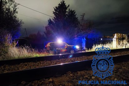 Un vehículo de la Policía Nacional junto a las vías del tren. SUBDELEGACIÓN DEL GOBIERNO