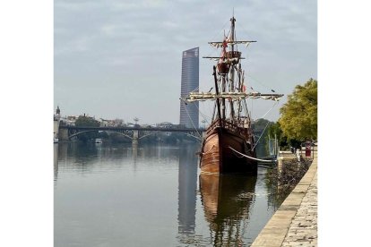 La réplica de la nao ‘Victoria’ situada en el muelle de las Delicias de Sevilla. JAVIER ADRIÁN