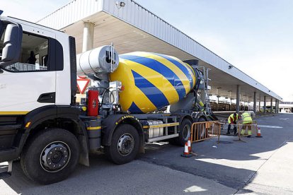 Una hormigonera y varios operarios trabajaban ayer en las antiguas instalaciones de la estación de Sáenz de Miera. MARCIANO PÉREZ