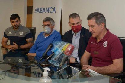 Tano Franco y Manolo Cadenas durante la presentación de los entrenadores Luis Puertas, en el centro de los dos, y Felipe Verde. RAMIRO