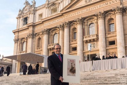 El presidente de la Asociación pro Beatificación de Antonio Gaudí, José Manuel Almuzara, muestra un cartel sobre el genio catalán.