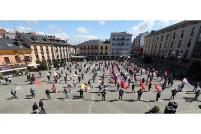 La concentración se celebró en la plaza del Ayuntamiento de Ponferrada, respetando las medidas de seguridad. L. DE LA MATA