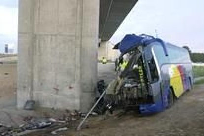 El choque afectó a la parte derecha del autobús, que quedó completamente destrozada