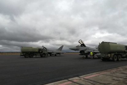 Los dos Eurofighter en León. DL