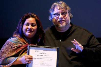 Guillermo del Toro entrega becas a jóvenes mexicanos.