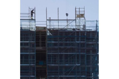 Un obrero trabaja en un edificio en construcción. DL