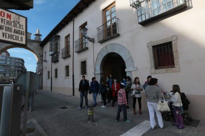 Un grupo de personas sale del nuevo Centro de Interpretación del León Romano.