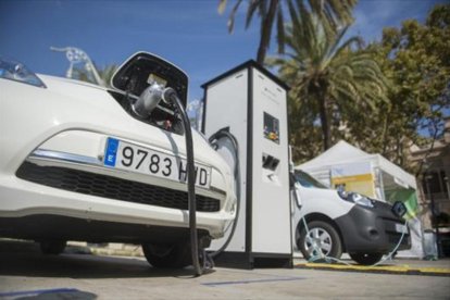 Carga de un coche eléctrico.