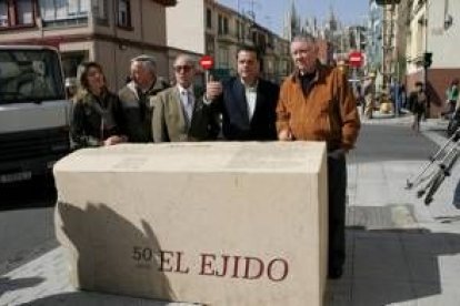 El alcalde, en el centro, paseó por la calle José María Fernández, una vez reurbanizada