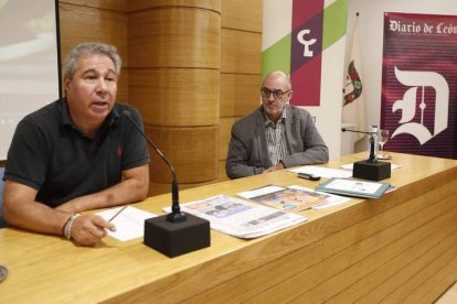 El director de Diario de León, Joaquín S. Torné presentó a Jorge Juan Peña, presidente de Proyecto Hombre Bierzo-León. RAMIRO