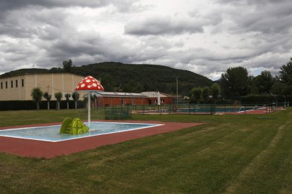 Vista parcial de la piscina de Matallana de Torío. FERNANDO OTERO