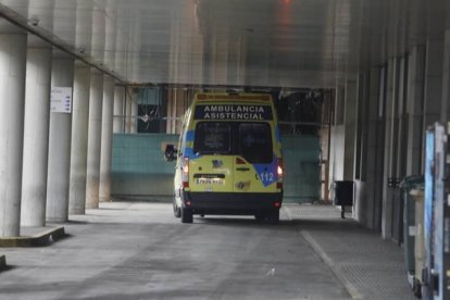 Imagen de archivo de una ambulancia en Urgencias del Hospital de León. MARCIANO PÉREZ