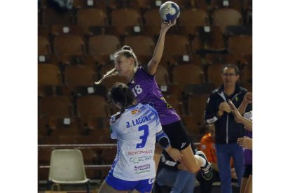 Carolina Lorenzo, en una acción de la final frente al Aula. F. OTERO