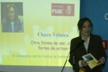 La candidata socialista, Charo Velasco, presentó ayer el proyecto educativo en la sede del PSOE