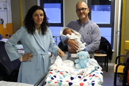 Natalia Gutiérrez y Jaime Carballo, de los primeros hombres que disfrutarán del permiso de paternidad de cuatro semanas. MARCIANO