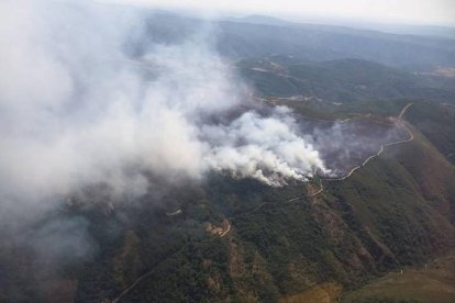 Vista del incendio de Igüeña el pasado domingo. ANA F. BARREDO