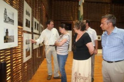 Luisa Herrero, acompañada por la alcaldesa, se mostró muy interesada en las fotografías.