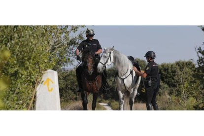 Dos agentes de la unidad de Caballería, junto a uno de los hitos de la ruta