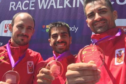 Arcilla luce la medalla de bronce junto a sus compañeros Iván Pajuelo y Luis Manuel Corchete. RFEA