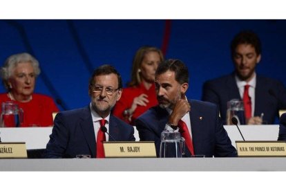 Rajoy y el príncipe Felipe, en Buenos Aires.