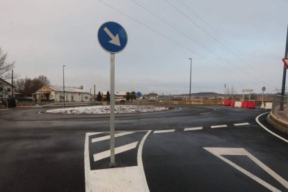 La mini rotonda de la discordia, tras la señal. A la derecha, la entrada al nuevo puente de San Juan de Dios. RAMIRO