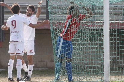 Los culturalistas celebran uno de sus goles ante la desolación de un jugador rival. JESÚS F. SALVADORES